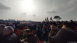На похоронах Орхана Аскерова массовое скопление людей, пришедших попрощаться с шехидом (ФОТО/ВИДЕО)
