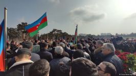 На похоронах Орхана Аскерова массовое скопление людей, пришедших попрощаться с шехидом (ФОТО/ВИДЕО)