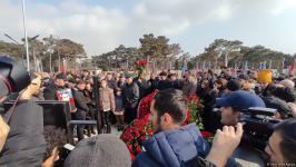 На похоронах Орхана Аскерова массовое скопление людей, пришедших попрощаться с шехидом (ФОТО/ВИДЕО)
