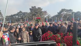 На похоронах Орхана Аскерова массовое скопление людей, пришедших попрощаться с шехидом (ФОТО/ВИДЕО)