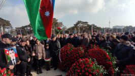 На похоронах Орхана Аскерова массовое скопление людей, пришедших попрощаться с шехидом (ФОТО/ВИДЕО)