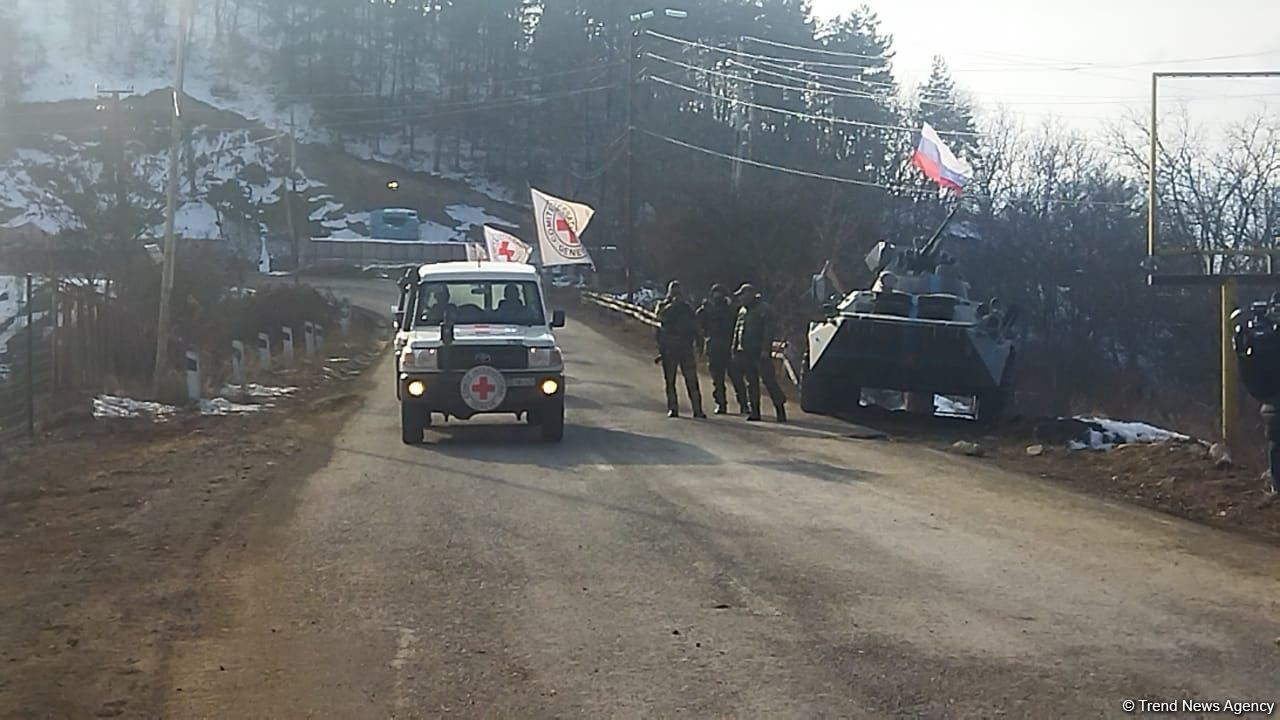 По Лачинской дороге проехали автомобили Красного Креста (ФОТО)