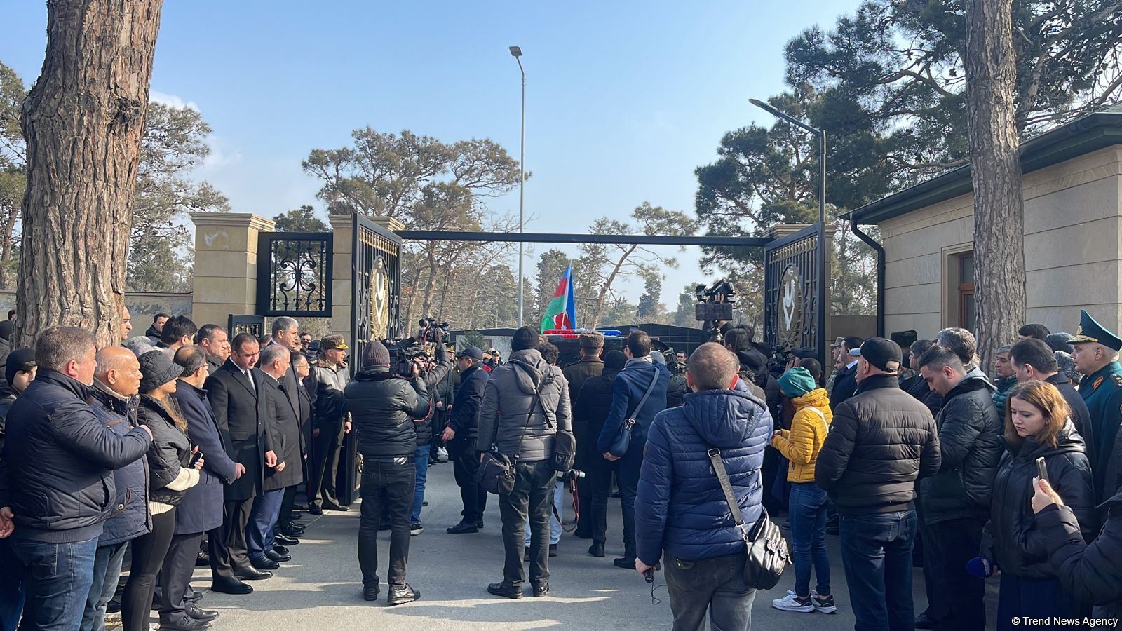 На похоронах Орхана Аскерова массовое скопление людей, пришедших попрощаться с шехидом (ФОТО/ВИДЕО)