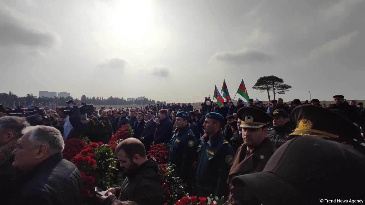 На похоронах Орхана Аскерова массовое скопление людей, пришедших попрощаться с шехидом (ФОТО/ВИДЕО)