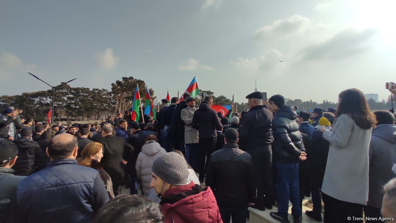 На похоронах Орхана Аскерова массовое скопление людей, пришедших попрощаться с шехидом (ФОТО/ВИДЕО)