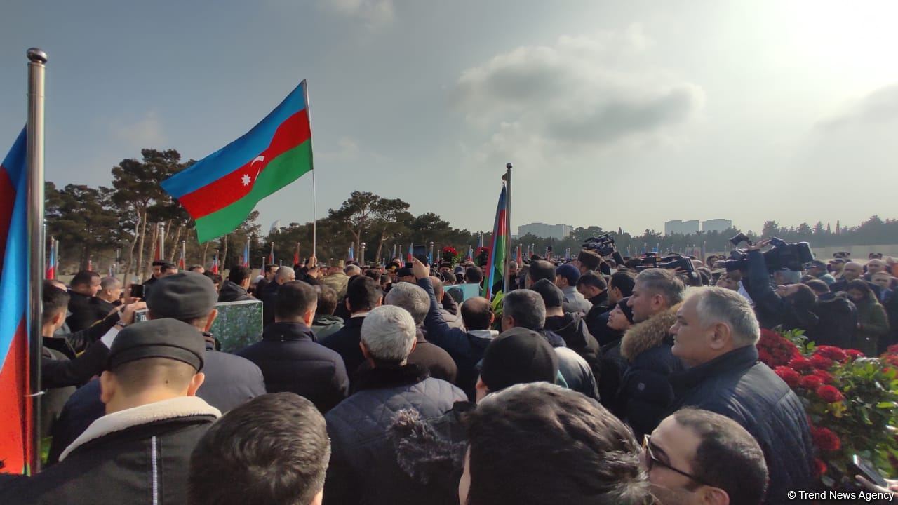 На похоронах Орхана Аскерова массовое скопление людей, пришедших попрощаться с шехидом (ФОТО/ВИДЕО)