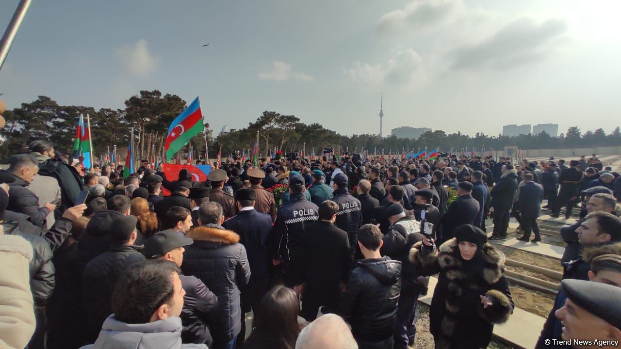 На похоронах Орхана Аскерова массовое скопление людей, пришедших попрощаться с шехидом (ФОТО/ВИДЕО)