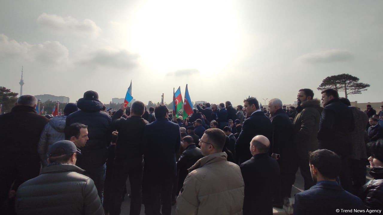 На похоронах Орхана Аскерова массовое скопление людей, пришедших попрощаться с шехидом (ФОТО/ВИДЕО)