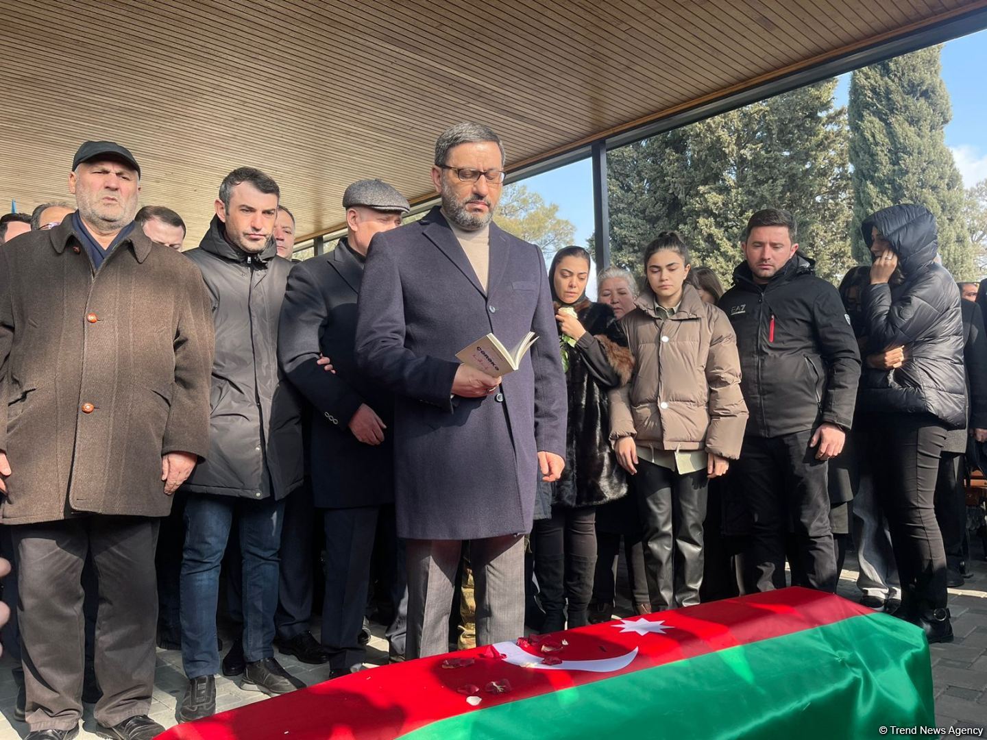 На похоронах Орхана Аскерова массовое скопление людей, пришедших попрощаться с шехидом (ФОТО/ВИДЕО)