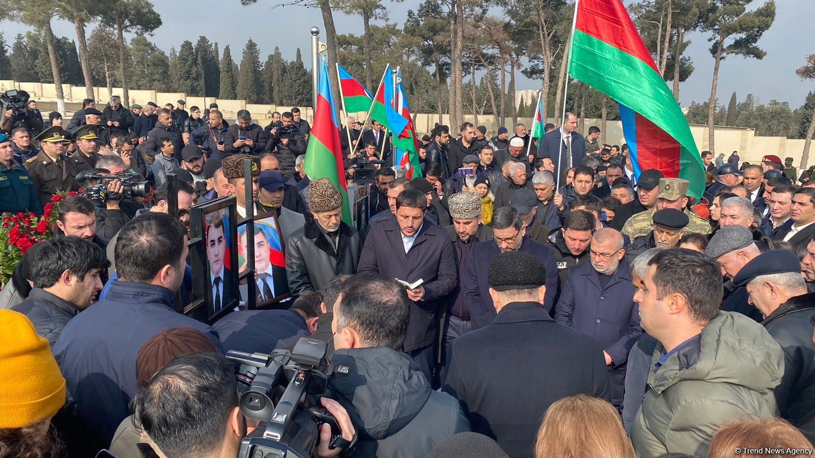 На похоронах Орхана Аскерова массовое скопление людей, пришедших попрощаться с шехидом (ФОТО/ВИДЕО)