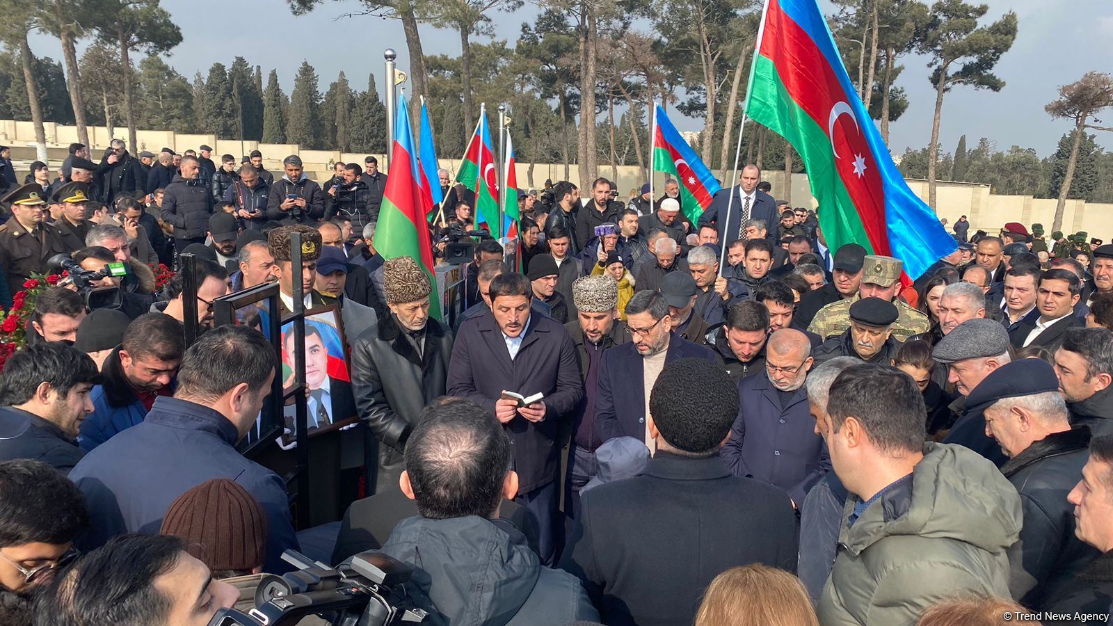 На похоронах Орхана Аскерова массовое скопление людей, пришедших попрощаться с шехидом (ФОТО/ВИДЕО)