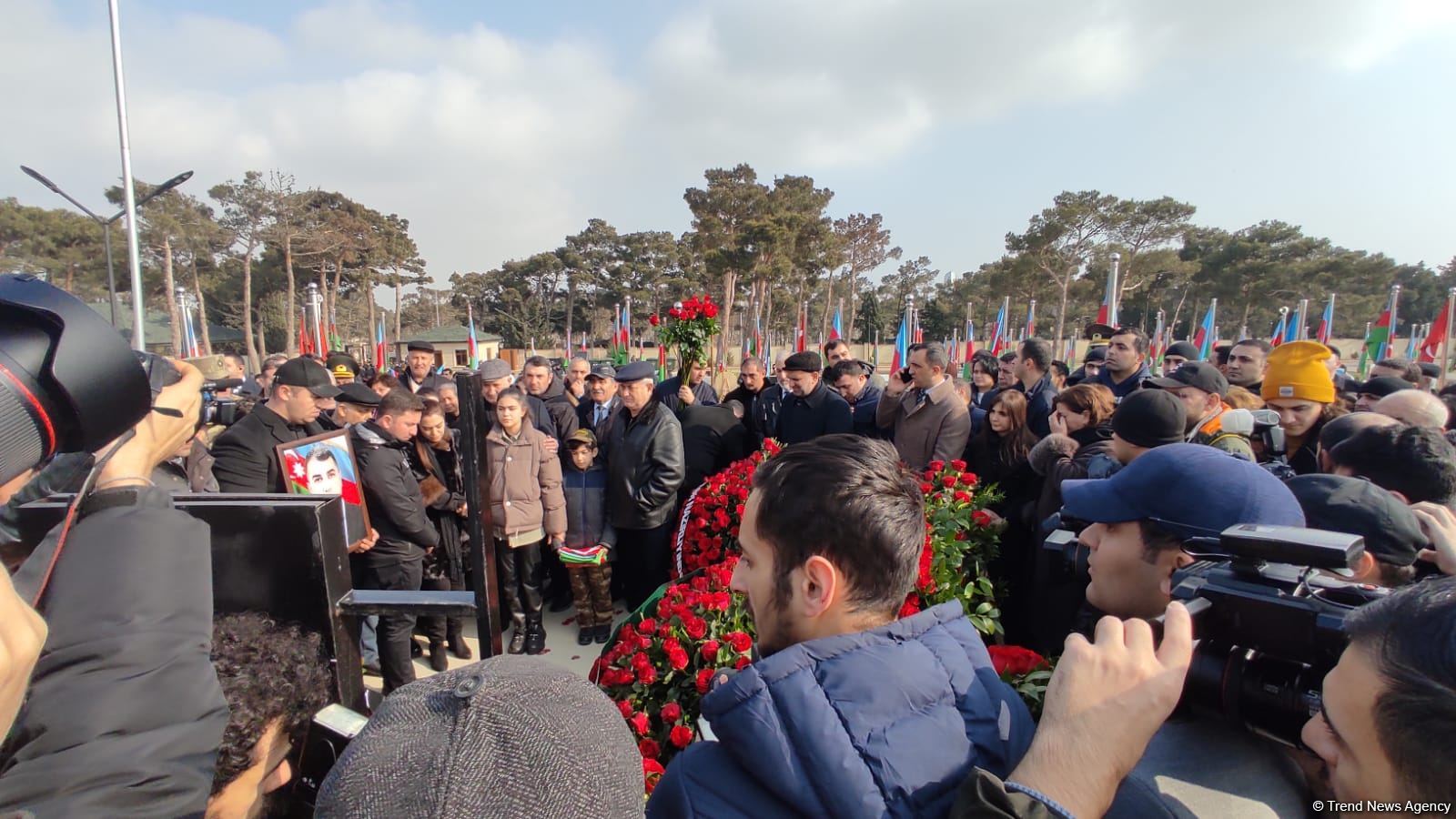 На похоронах Орхана Аскерова массовое скопление людей, пришедших попрощаться с шехидом (ФОТО/ВИДЕО)