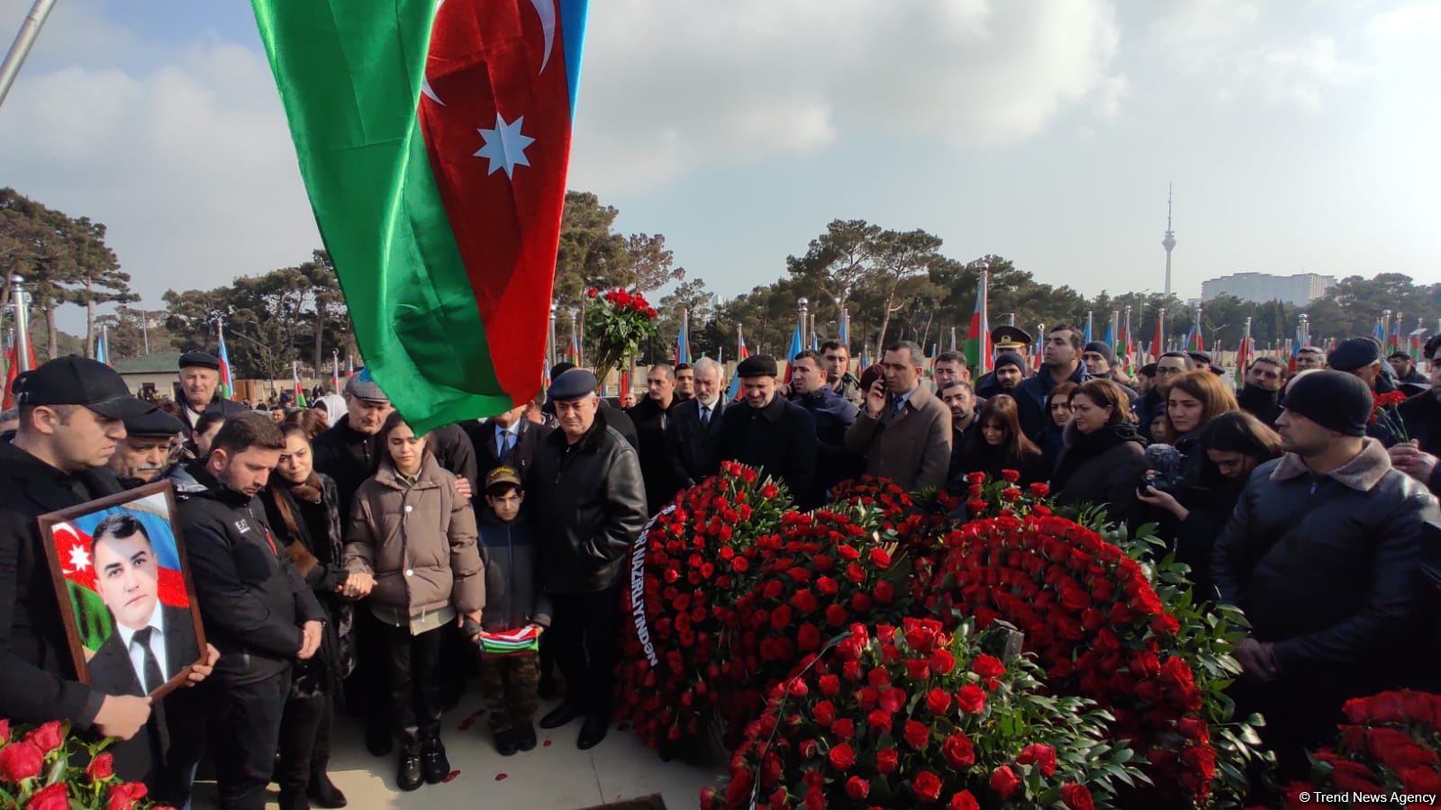На похоронах Орхана Аскерова массовое скопление людей, пришедших попрощаться с шехидом (ФОТО/ВИДЕО)