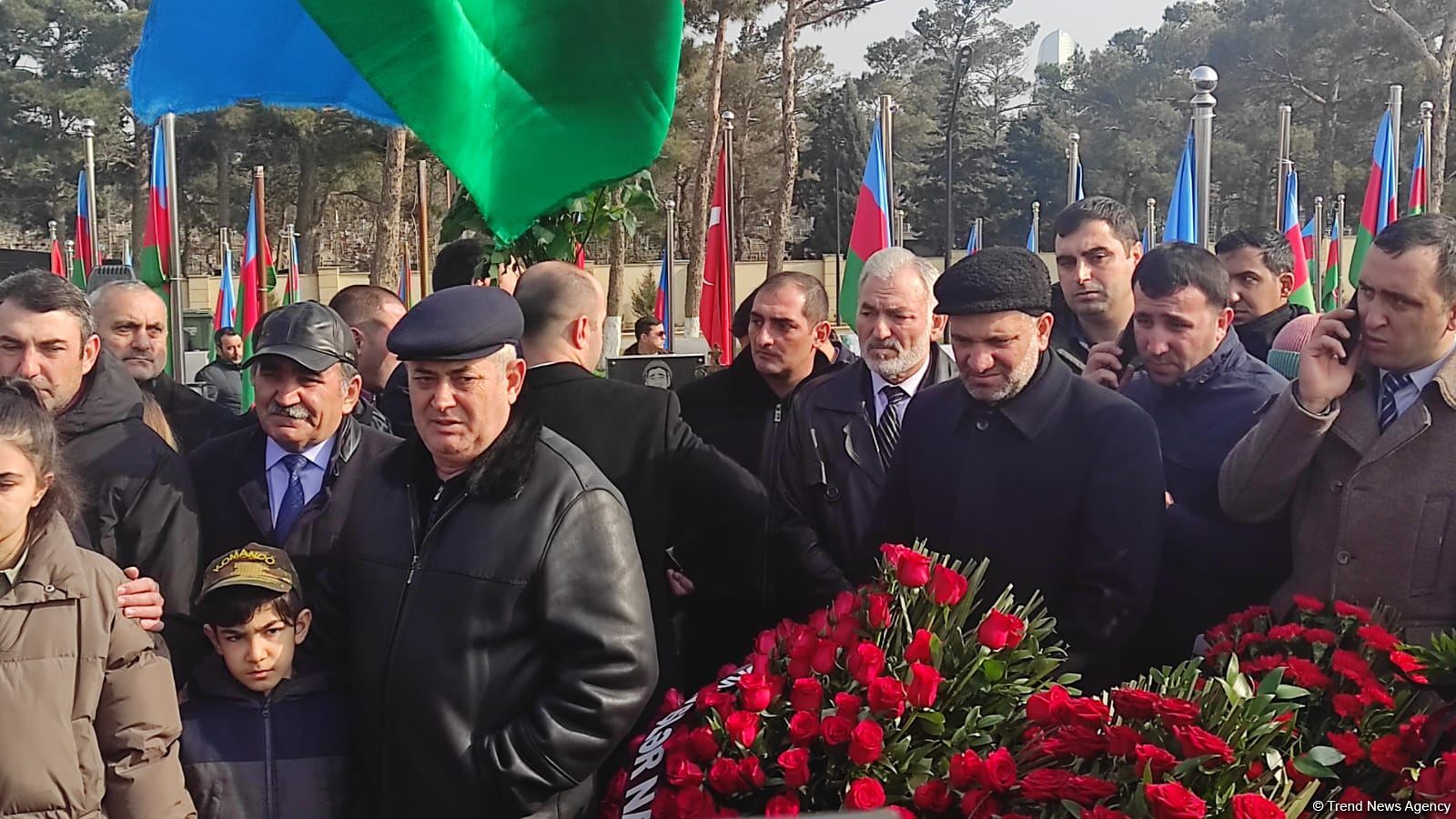 На похоронах Орхана Аскерова массовое скопление людей, пришедших попрощаться с шехидом (ФОТО/ВИДЕО)