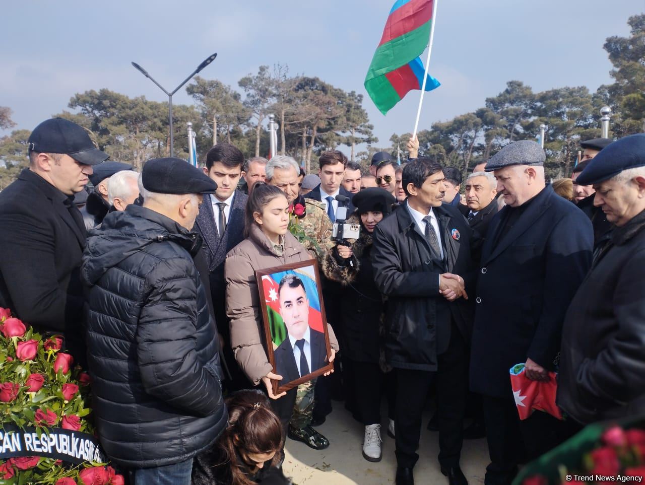 На похоронах Орхана Аскерова массовое скопление людей, пришедших попрощаться с шехидом (ФОТО/ВИДЕО)