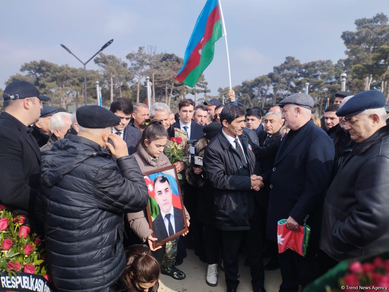 На похоронах Орхана Аскерова массовое скопление людей, пришедших попрощаться с шехидом (ФОТО/ВИДЕО)