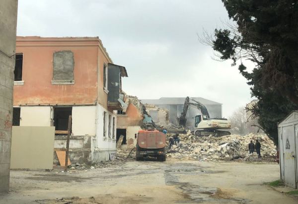 В одном из районов Баку сносится непригодный для проживания дом (ФОТО)