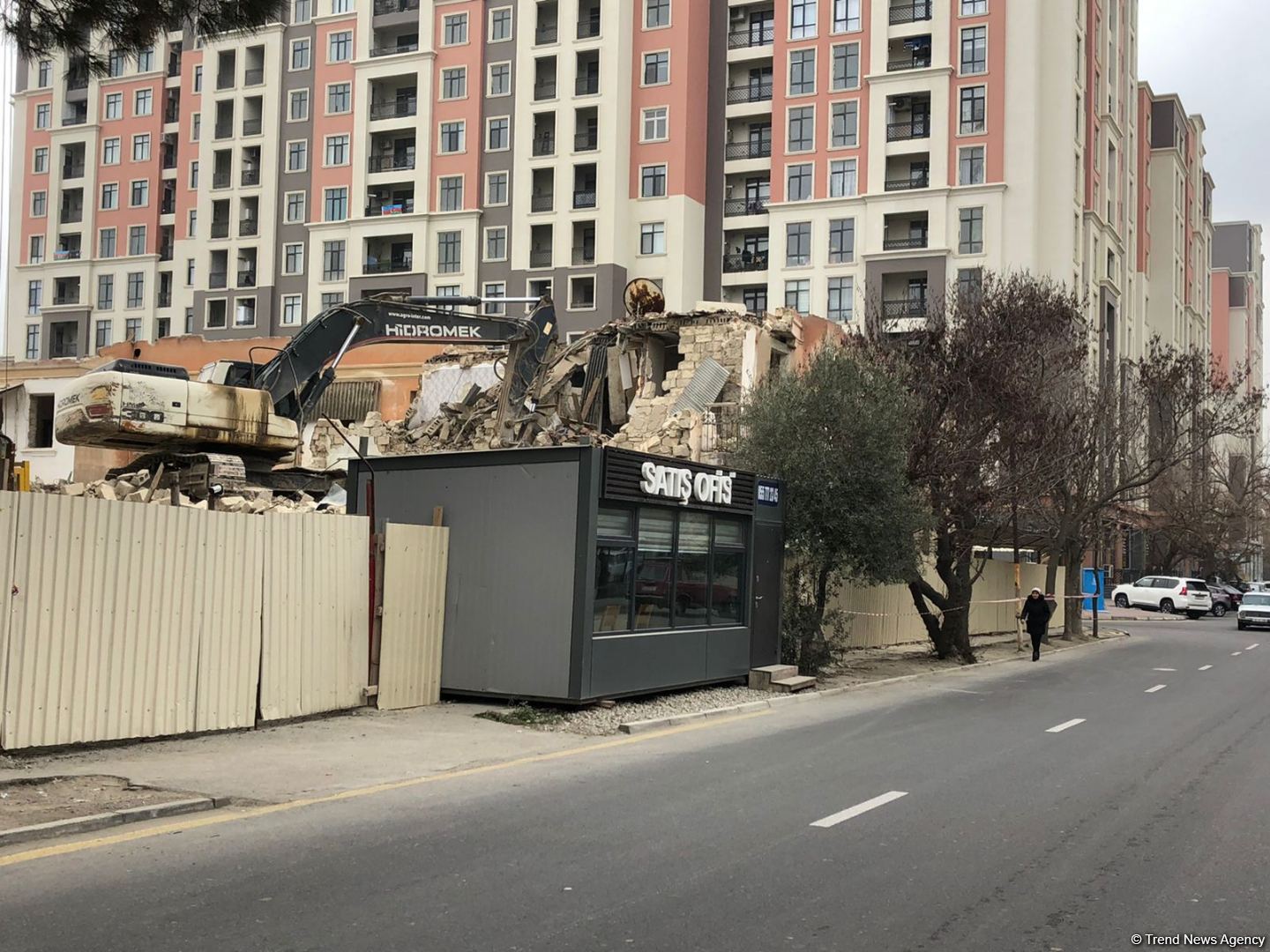 В одном из районов Баку сносится непригодный для проживания дом (ФОТО)