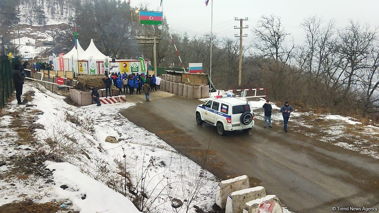 По Лачинской дороге проехали три автомобиля снабжения РМК (ФОТО)