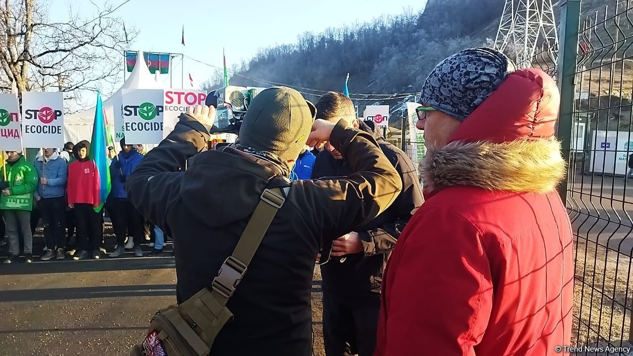 Акцию на Лачинской дороге освещают сотрудники чешского телевидения (ФОТО)