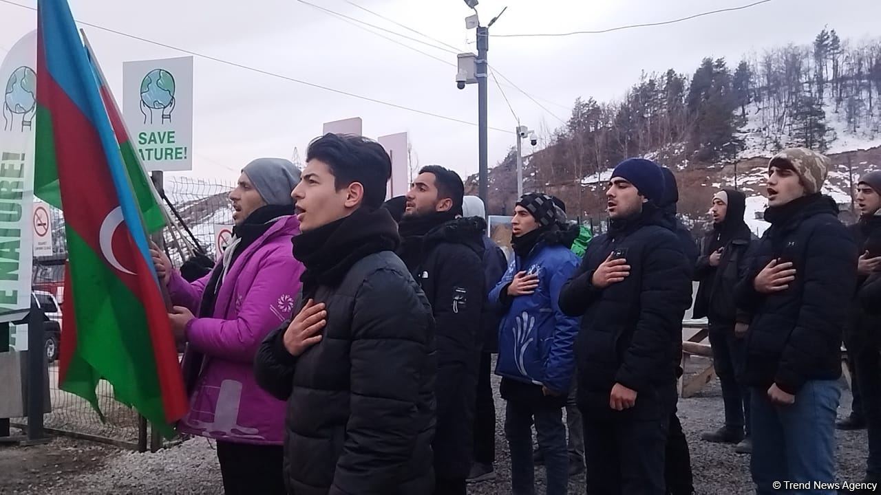 Акция азербайджанских экоактивистов на Лачинской дороге продолжается (ФОТО)