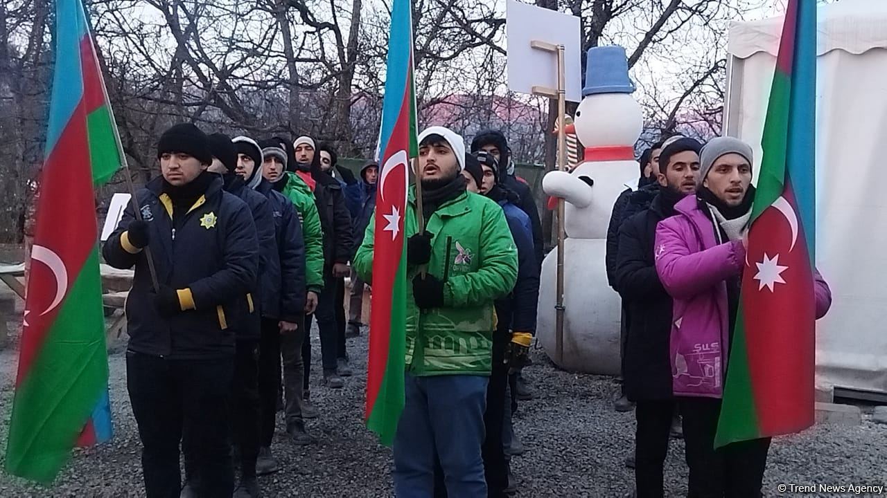 Акция азербайджанских экоактивистов на Лачинской дороге продолжается (ФОТО)