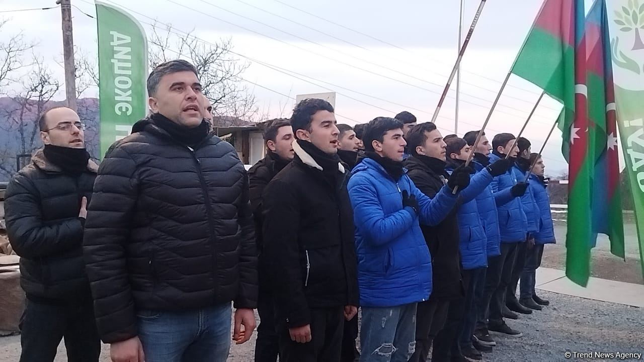 Акция азербайджанских экоактивистов на Лачинской дороге продолжается (ФОТО)