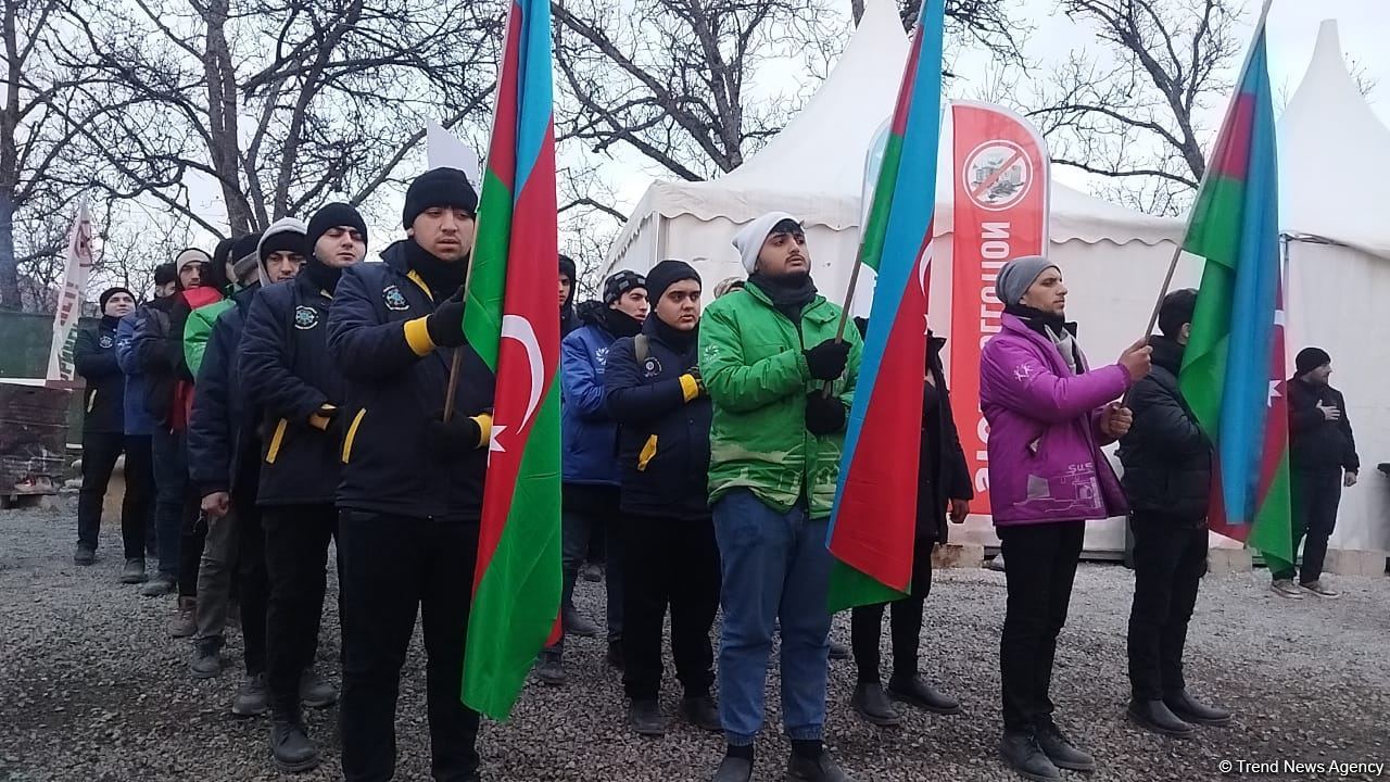 Акция азербайджанских экоактивистов на Лачинской дороге продолжается (ФОТО)