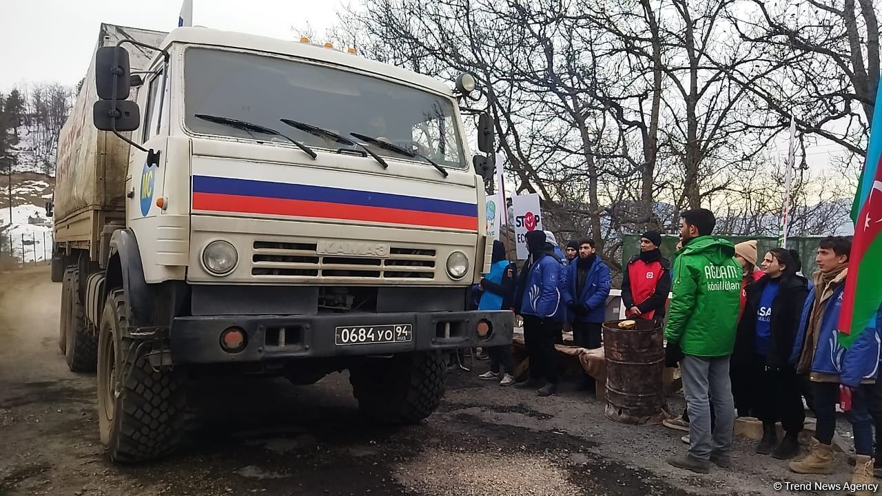 Six supply vehicles of Russian peacekeepers pass freely along Azerbaijan's Lachin-Khankendi road (PHOTO)