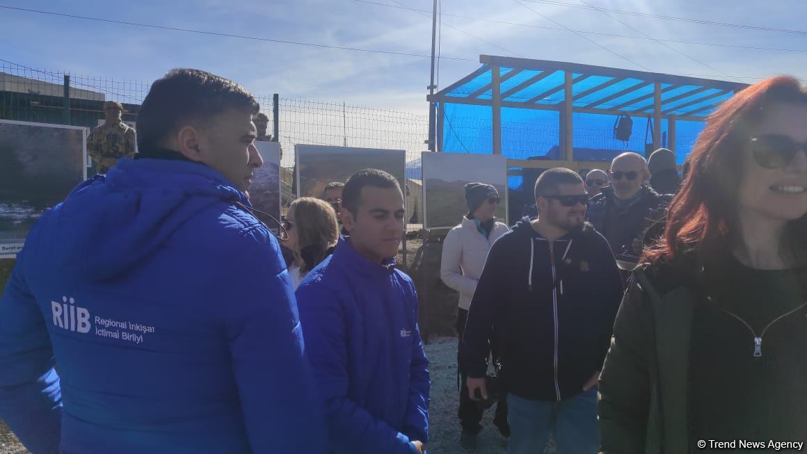 Международная делегация туристов понаблюдала за мирной акцией протеста на дороге Лачин-Ханкенди (ФОТО/ВИДЕО)