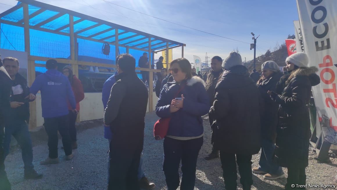 Международная делегация туристов понаблюдала за мирной акцией протеста на дороге Лачин-Ханкенди (ФОТО/ВИДЕО)