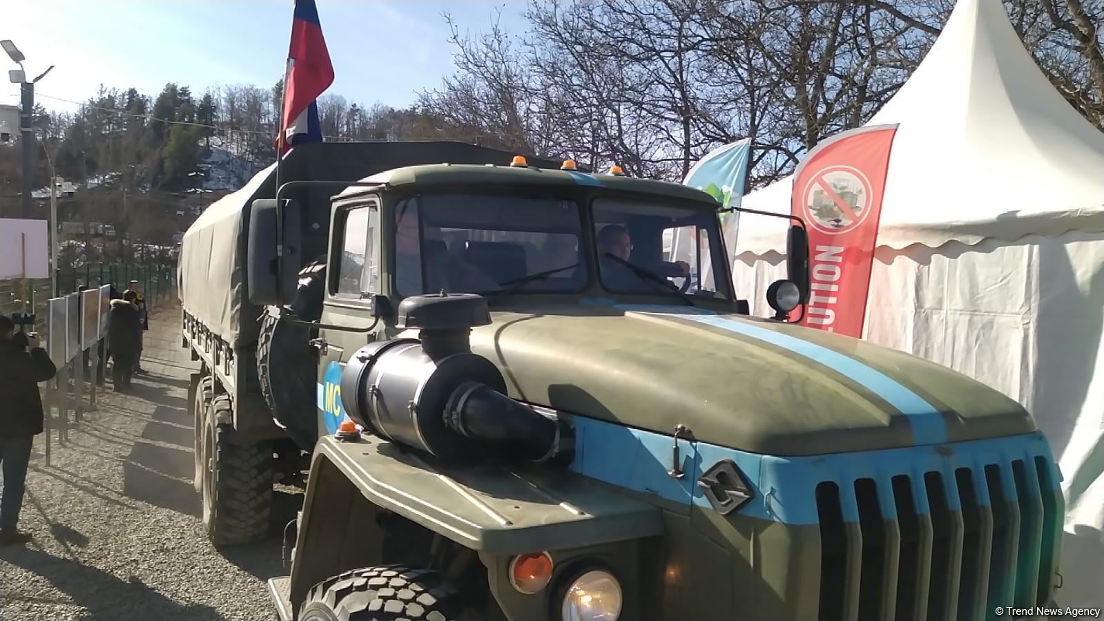 По Лачинской дороге беспрепятственно проехали еще 14 машин миротворцев (ФОТО)
