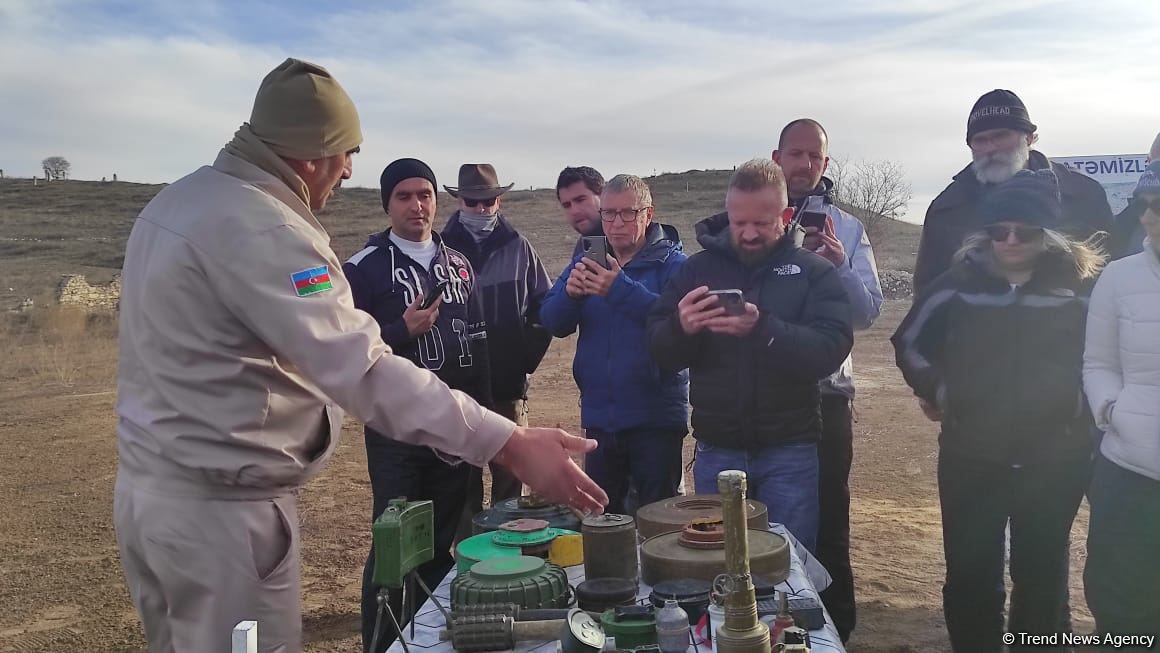 Зарубежные путешественники посетили город Физули, ознакомились с работами по разминированию (ФОТО)