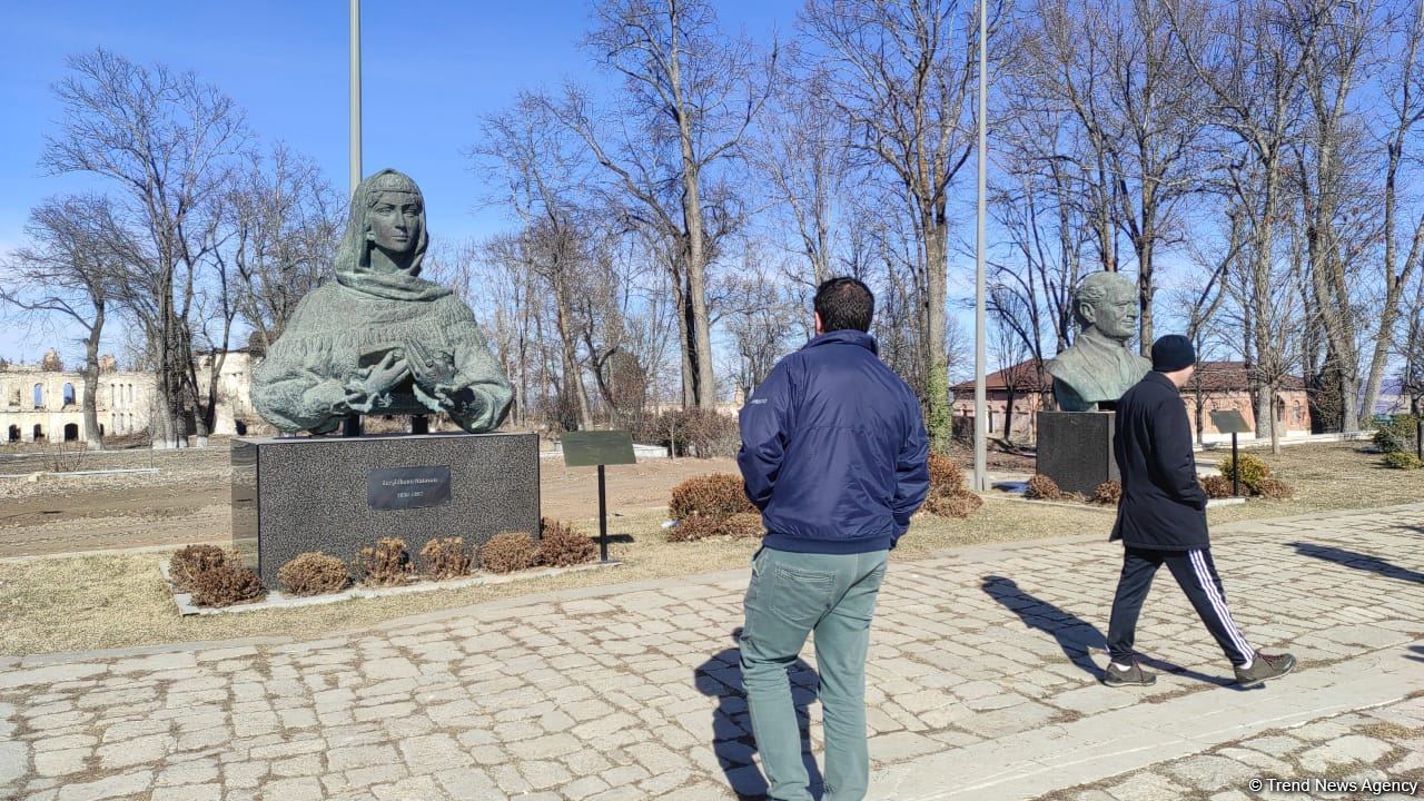 Иностранные туристы совершили пешую прогулку по городу Шуша (ФОТО)