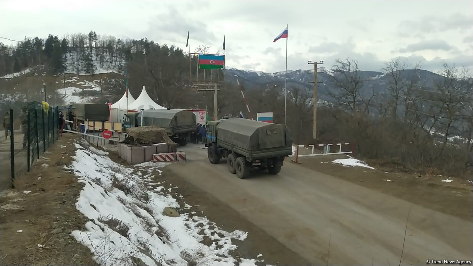 По Лачинской дороге беспрепятственно проехали еще 15 транспортных средств миротворцев (ФОТО)