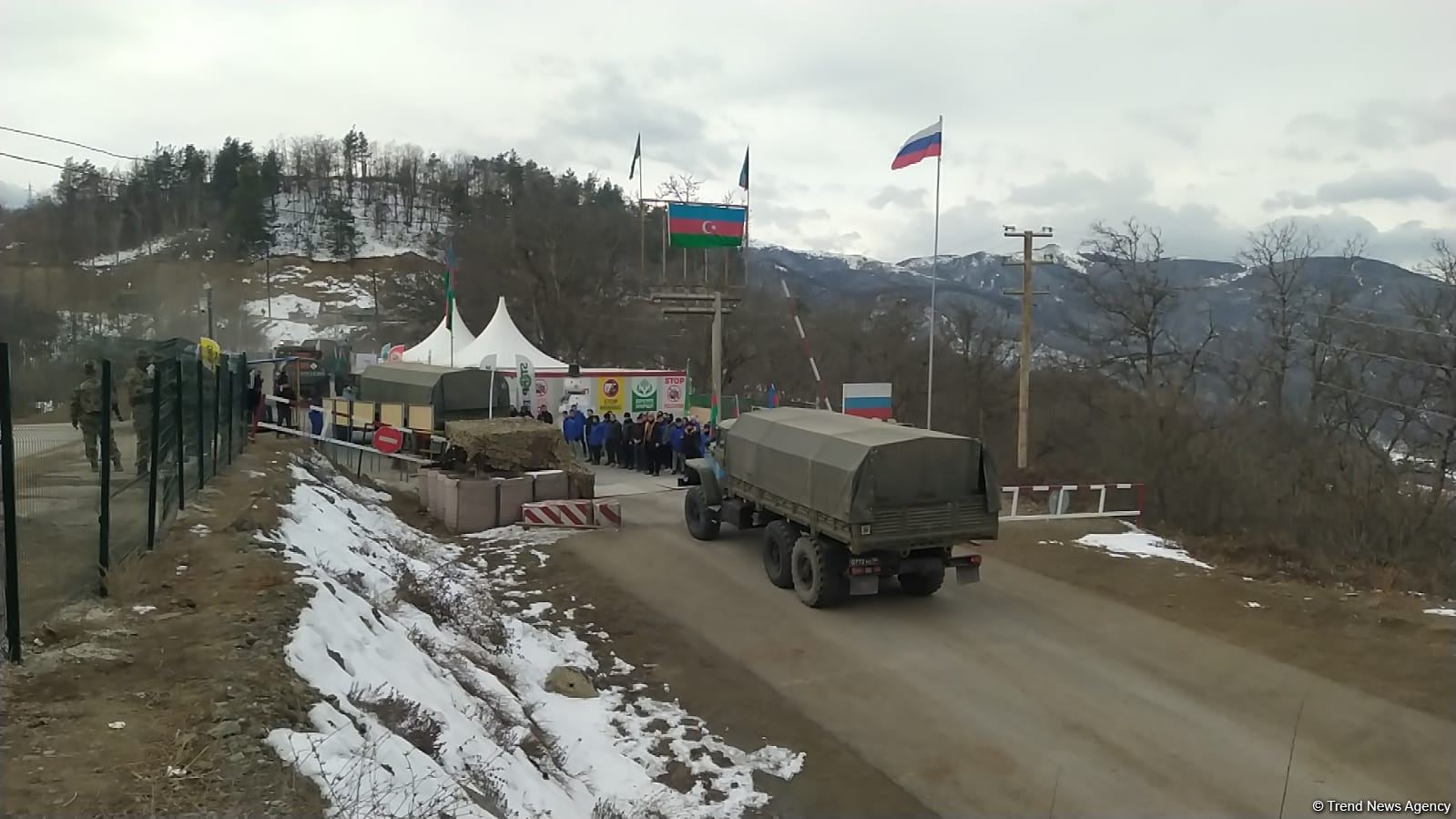 По Лачинской дороге беспрепятственно проехали еще 15 транспортных средств миротворцев (ФОТО)