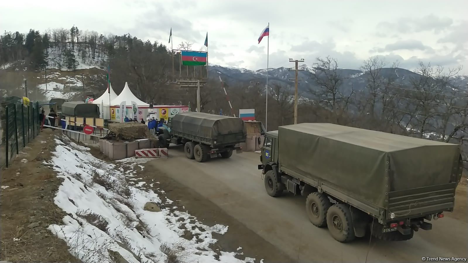 По Лачинской дороге беспрепятственно проехали еще 15 транспортных средств миротворцев (ФОТО)