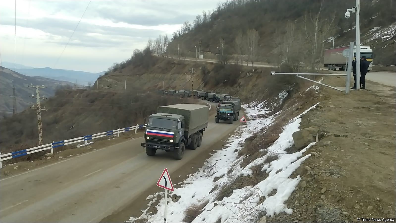 По Лачинской дороге беспрепятственно проехали еще 15 транспортных средств миротворцев (ФОТО)