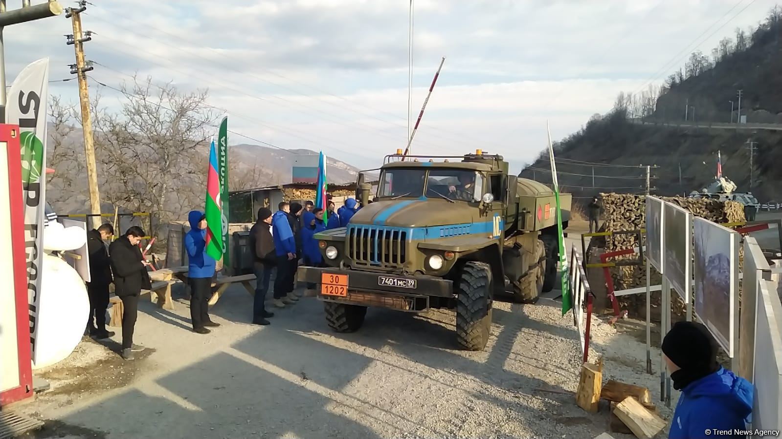 По Лачинской дороге беспрепятственно проехали две автомашины миротворцев (ФОТО)