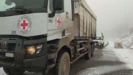 По Лачинской дороге беспрепятственно проехала автоколонна Красного Креста (ФОТО)