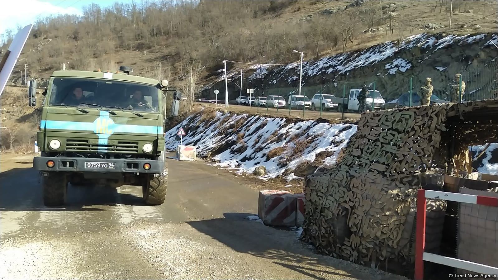 По Лачинской дороге беспрепятственно проехали три грузовые автомашины миротворцев (ФОТО)