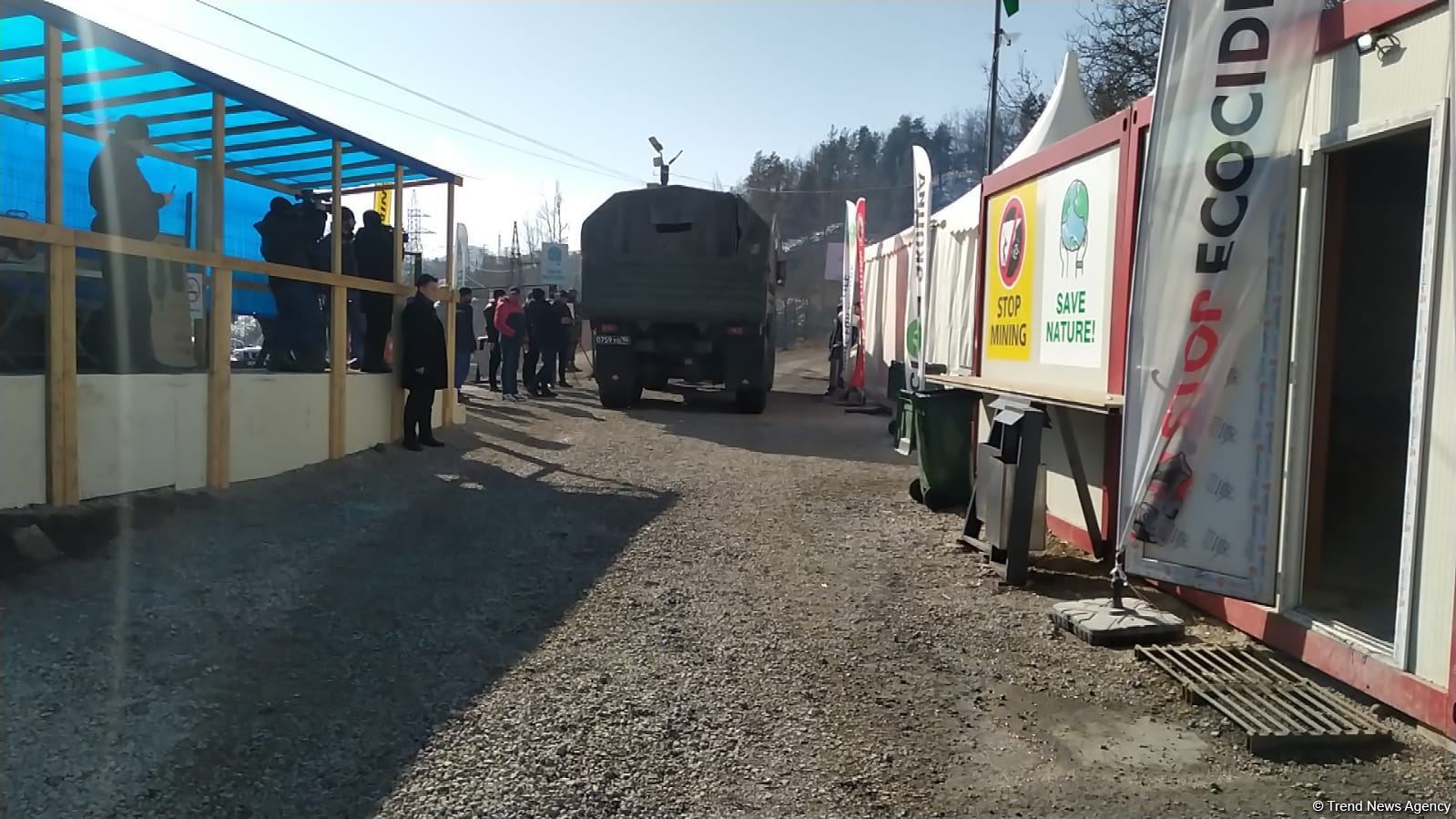 По Лачинской дороге беспрепятственно проехали три грузовые автомашины миротворцев (ФОТО)