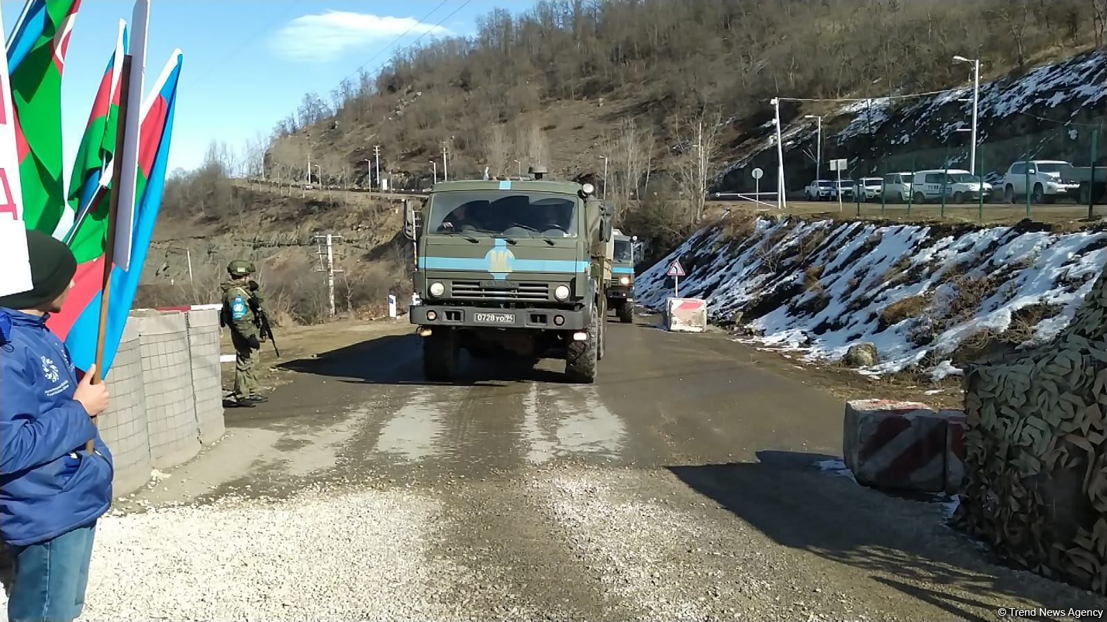По Лачинской дороге беспрепятственно проехали три грузовые автомашины миротворцев (ФОТО)