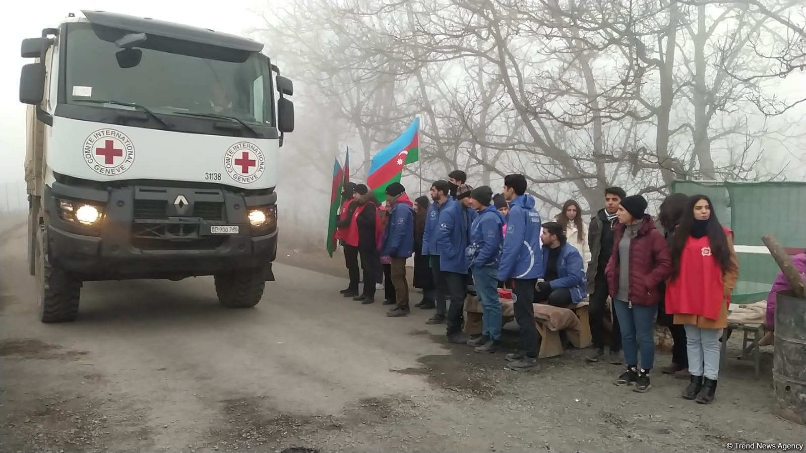 По Лачинской дороге беспрепятственно проехали семь автомобилей Красного Креста (ФОТО)