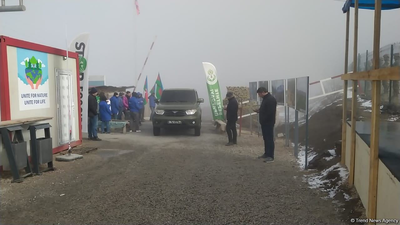 По Лачинской дороге беспрепятственно проехали автомашины миротворцев (ФОТО)