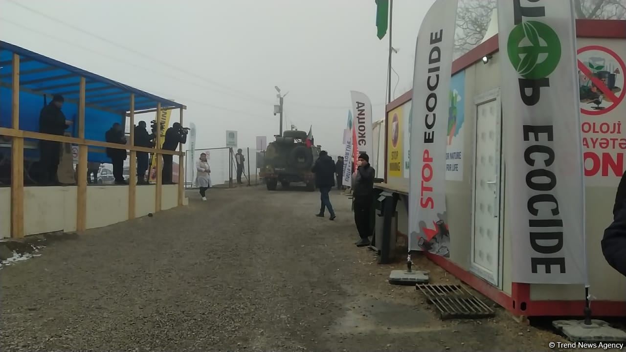 По Лачинской дороге беспрепятственно проехали автомашины миротворцев (ФОТО)