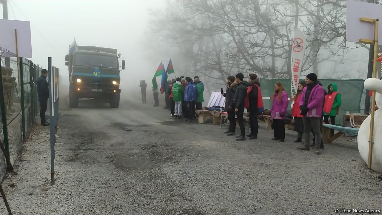 По Лачинской дороге беспрепятственно проехали 26 транспортных средств миротворцев (ФОТО)