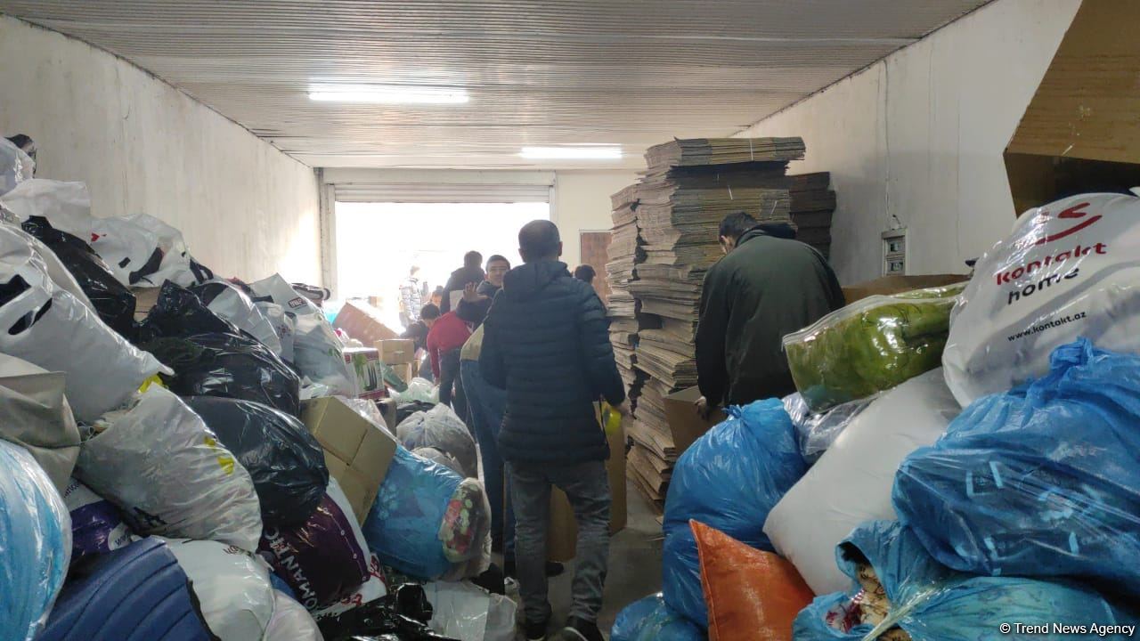 Граждане Азербайджана собирают гуманитарную помощь для пострадавших от землетрясения в братской Турции (ФОТО/ВИДЕО)
