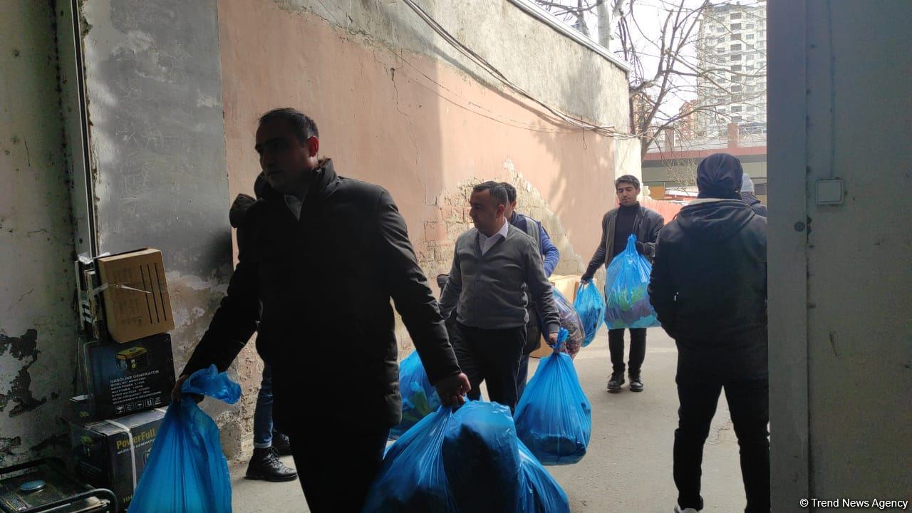 Граждане Азербайджана собирают гуманитарную помощь для пострадавших от землетрясения в братской Турции (ФОТО/ВИДЕО)