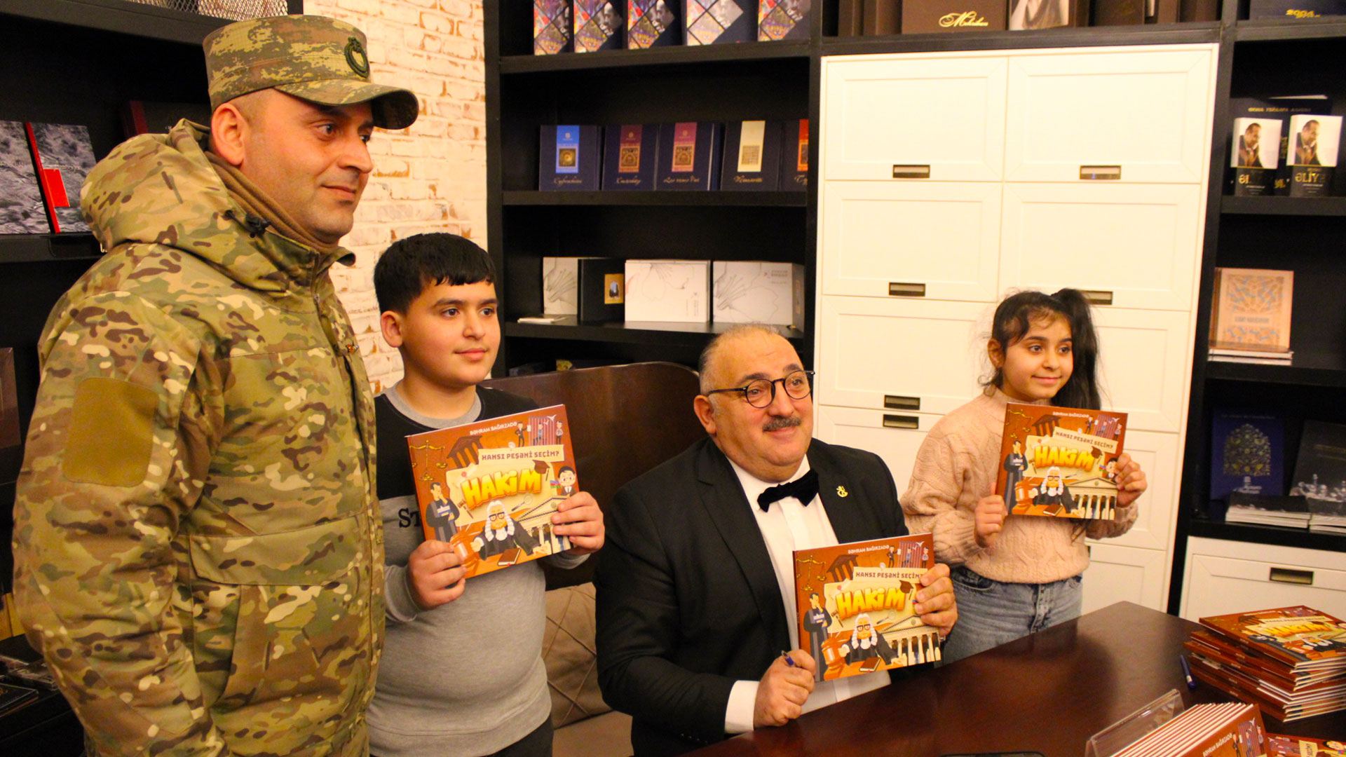Бахрам Багирзаде презентовал книгу "Я хочу стать судьей" (ФОТО)